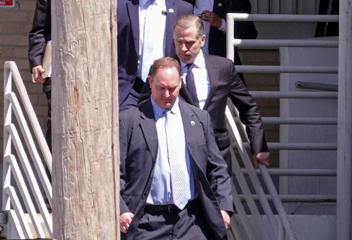 האנטר ביידן בדרך לבית משפט (צילום:  REUTERS/Karen Pulfer Focht)