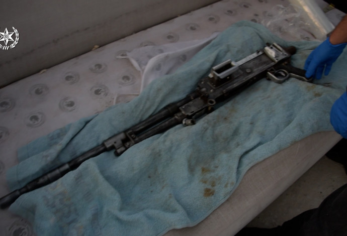 הנשק שנמצא מוסלק בספה בנצרת (צילום:  דוברות המשטרה)
