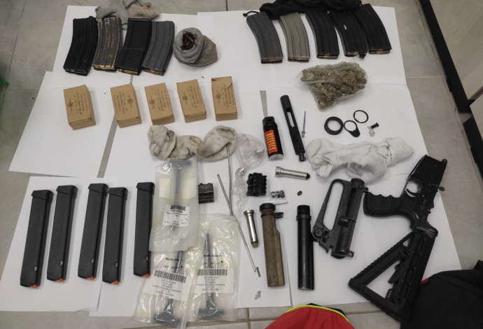 כלי הנשק שנמצאו בארון (צילום:  דוברות המשטרה)