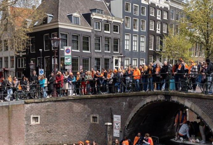 תיירים באמסטרדם (צילום:  צילום מסך אינסטגרם)