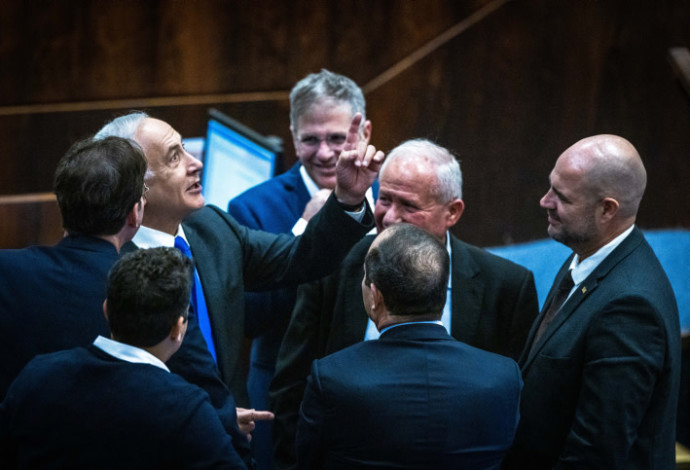 בנימין נתניהו וחברי סיעת הליכוד בכנסת (צילום:  אוליבייה פיטוסי פלאש 90 )