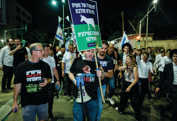 הפגנת מתנגדי הממשלה בבני ברק  (צילום:  עומר פיכמן פלאש 90)