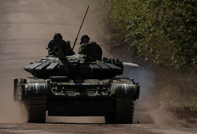 טנק אוקראיני בפאתי בחמוט (צילום:  רויטרס)
