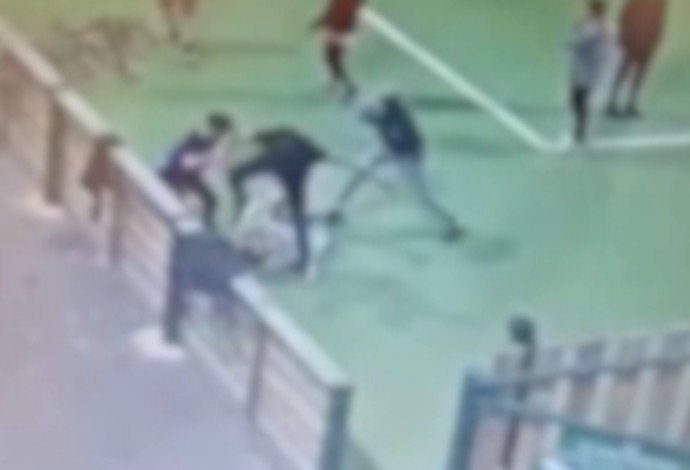 התקיפה האלימה במגרש הכדורגל ביבניאל (צילום:  דוברות המשטרה)