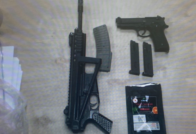 כלי הנשק שנמצאו ברכבו של החשוד בתקיפת אשתו (צילום:  דוברות המשטרה)