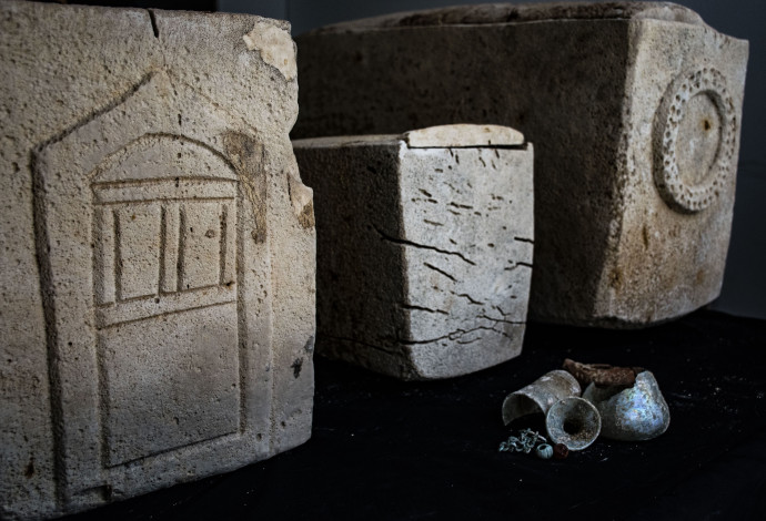 ארנות הקבורה שנמצאו במערה במשהד (צילום:  יולי שוורץ, רשות העתיקות)