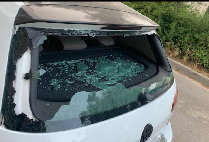 נזק מיידוי אבנים שנגרם לרכב (צילום:  דוברות המשטרה)