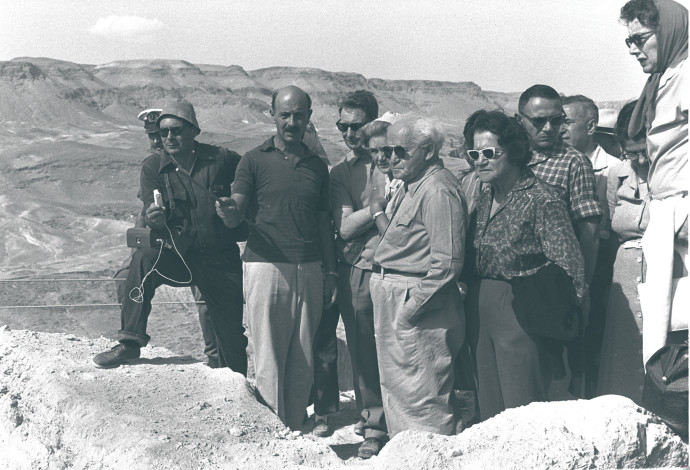 יגאל ידין ובן גוריון במצדה, 1963 (צילום:   פריץ כהן לע''מ)