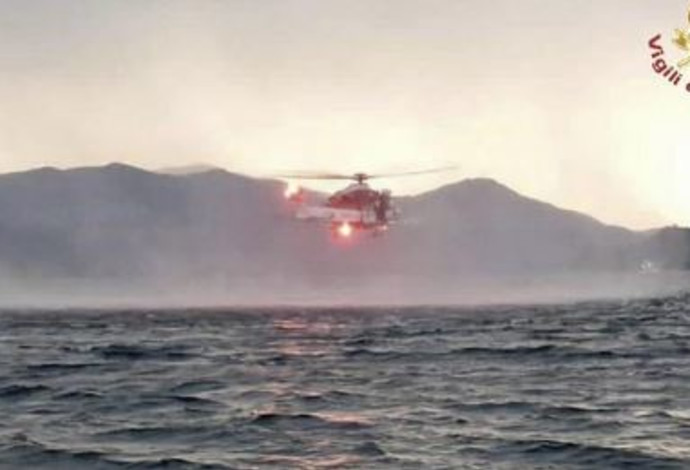 מסוק חילוץ באזור בו התהפכה הסירה בצפון איטליה (צילום:  כוחות ההצלה של איטליה)