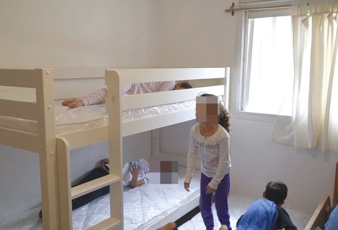 הבאת מיטות אל משפחה שלילדיהם לא היו מספיק מיטות לפני כן (צילום:  תן גב)
