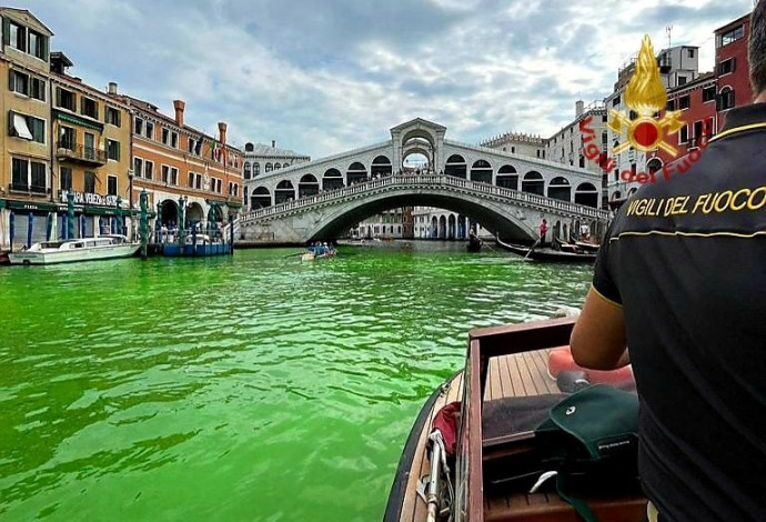 מי התעלה הגדולה בוונציה הפכו לירוקים (צילום:  Vigili del Fuoco/Handout via REUTERS)