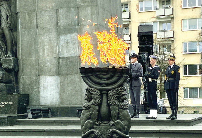 טקס באנדרטה למרד גטו ורשה בפולין (צילום:  מאיר עוזיאל)