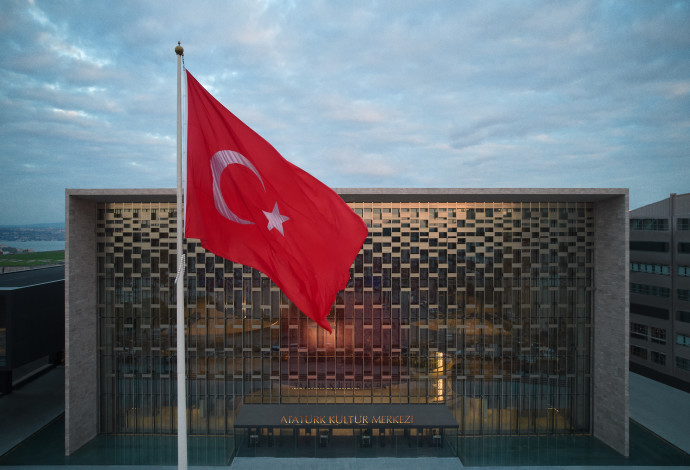 דגל טורקיה על רקע מרכז התרבות באיסטנבול (צילום:  TGA)