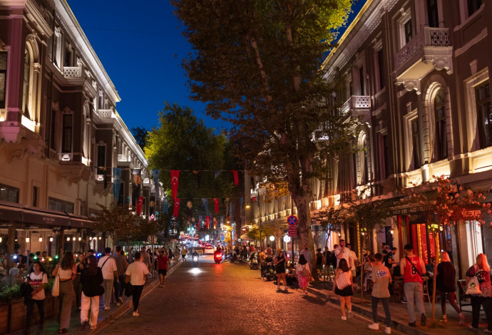 רחובות איסטנבול בשעות הערב (צילום:  TGA)