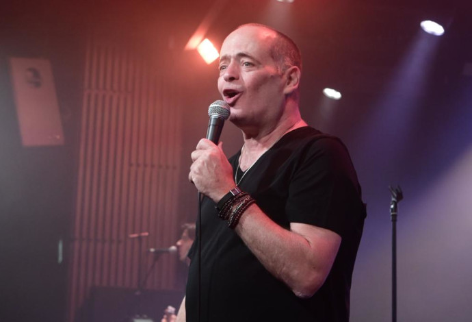 הזמר אדם בהופעה ב"גריי" בתל אביב  (צילום:  אבשלום ששוני)