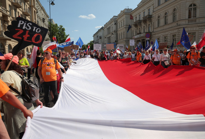 הפגנה בפולין נגד השלטון  (צילום:  REUTERS/Kacper Pempel)