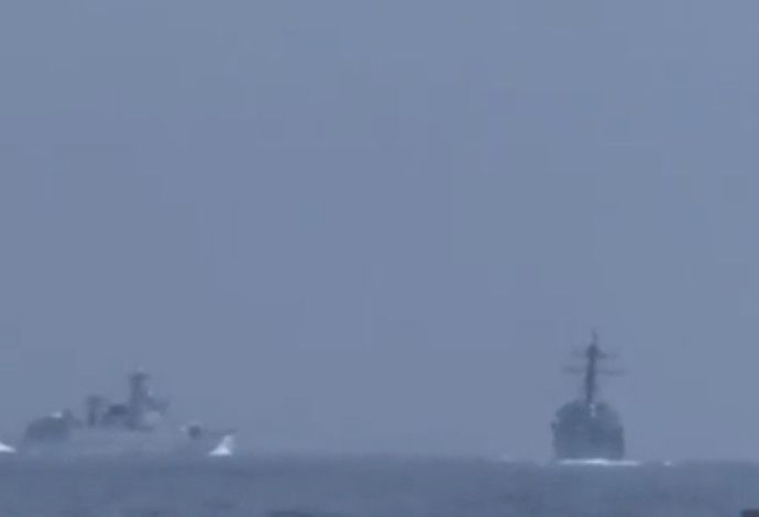 מסלול ההתנגשות בין המשחתת האמריקאית לספינת הקרב הסינית (צילום:  צילום מסך טוויטר)