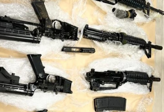 הנשקים שנמצאו במפעל סודה סטרים בדרום (צילום:  דוברות המשטרה)