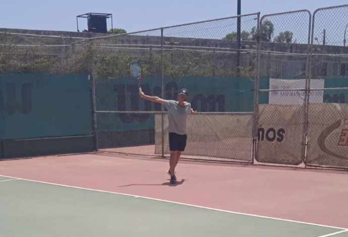 רפאל על מגרש הטניס (צילום:  באדיבות המשפחה)