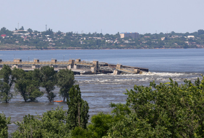 סכר נובה קחובקה לאחר שהופצץ (צילום:  רויטרס)
