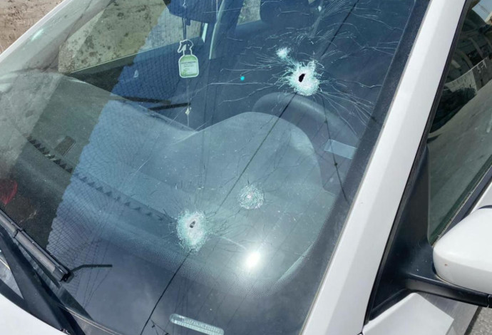 הרכב שנפגע בפיגוע בצפון השומרון (צילום:  באדיבות מועצה אזורית שומרון)