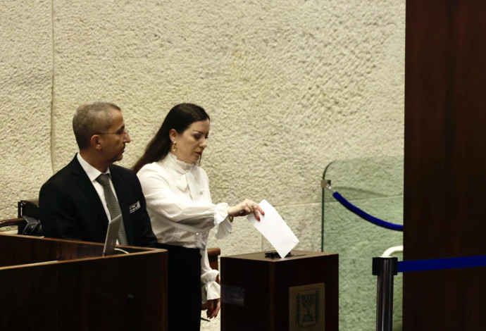 טלי גוטליב מצביעה לוועדה למינוי שופטים (צילום:  מרק ישראל סלם)