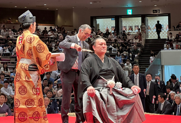 טקס גזירת השיער של מתאבק הסומו ביפן (צילום:  שגרירות ישראל ביפן)