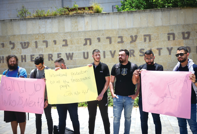 סטודנטים ערבים באוניברסיטה העברית מוחים נגד האלימות  (צילום:  יונתן זינדל, פלאש 90)