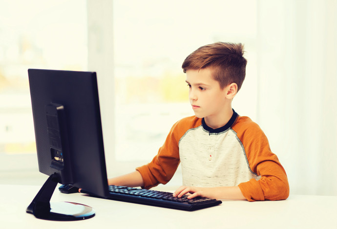 אילוסטרציה: ילד עובד מול מחשב (צילום:  אינגאימג')