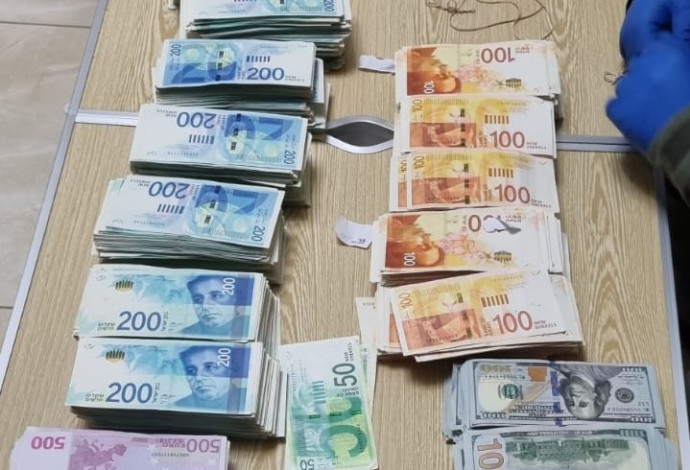 הכסף שנמצא אצל האחים מפקיעין החשודים בהלבנת הון (צילום:  דוברות המשטרה)