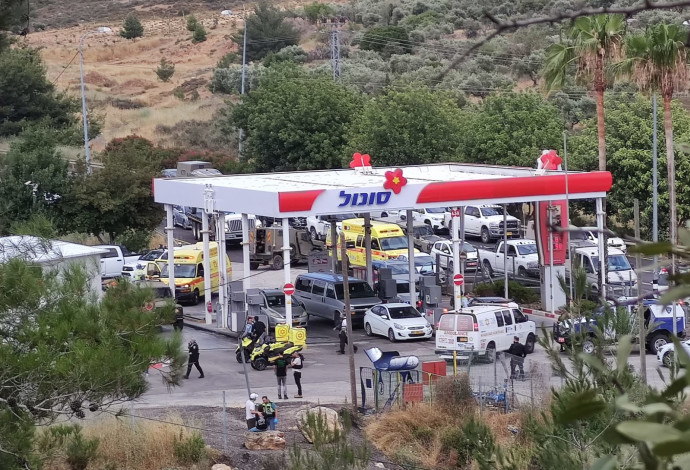 זירת הפיגוע בתחנת הדלק בעלי (צילום:  נדב גולדשטיין/TPS)