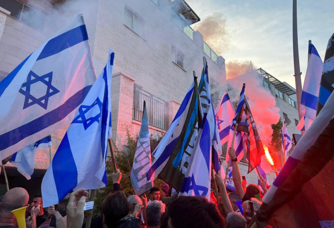 מחאה מול ביתו של יריב לוין  (צילום:  מחאת המילואימניקים אחים לנשק)
