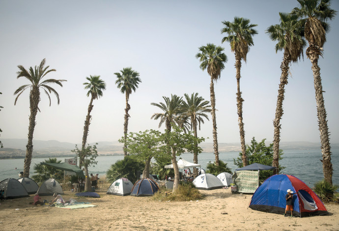 אוהלים בכנרת (צילום:  הדס פארוש, פלאש 90)
