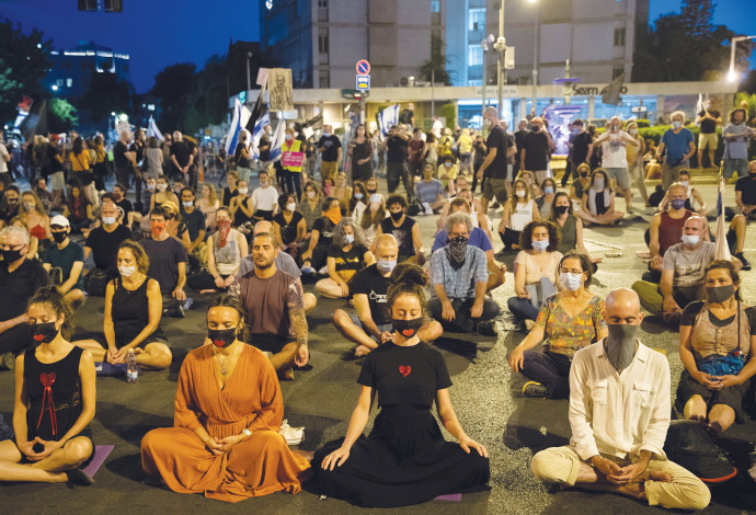 מדיטציה המונית מול מעון ראש הממשלה בירושלים ב-2020 (צילום:  יונתן זינדל פלאש 90)