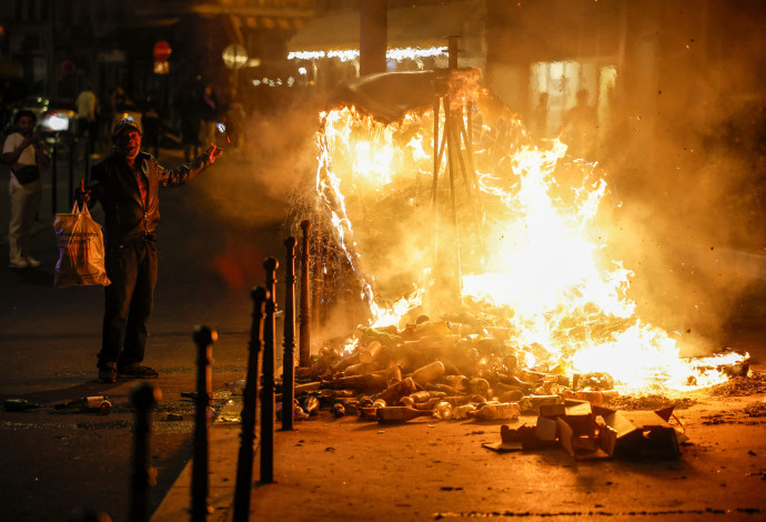 ליל מהומות נוסף בצרפת  (צילום:  REUTERS/Juan Medina)