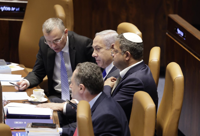 שולחן בממשלה במליאת הכנסת (צילום:  מרק ישראל סלם)