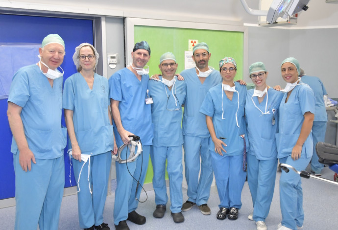 הצוות המנתח מהמרכז הרפואי לגליל ומהמרכז הרפואי שיבא, יחד עם פרופ' לורן שכטר (צילום:  רוני אלברט)