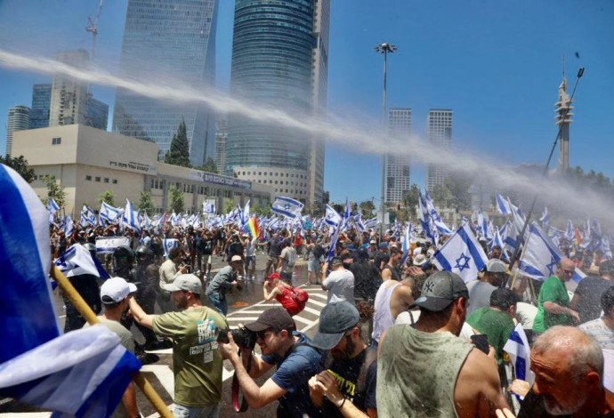 מכת"זית הופעלה נגד מפגינים בעת חסימת כביש בתל אביב במהלך יום השיבוש (צילום:  אבשלום ששוני)