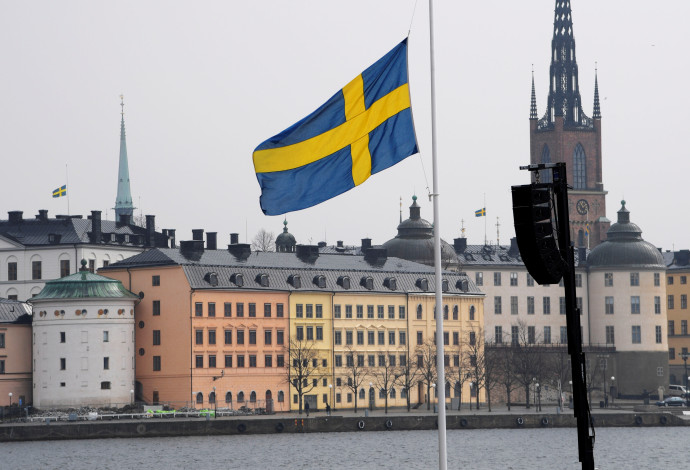 דגל שבדיה בעיריית סטוקהולם (צילום:  NEWS AGENCY/Anders Wiklund via REUTERS)