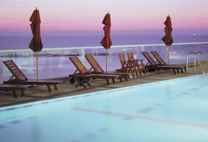 הבריכה במלון דן תל אביב (צילום:  אורי אקרמן)