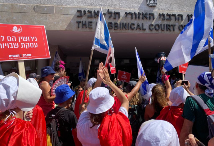 מחאה מול בית הדין הרבני בתל אביב  (צילום:  אבשלום ששוני)