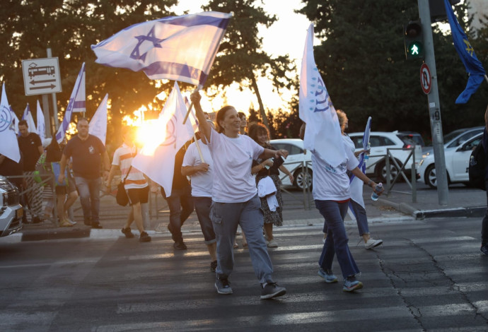 מאות צועדים בצעדת בית"ר לרגל מאה שנה להקמתה (צילום:  יוני זוננשיין)