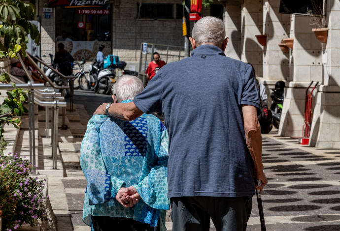 זוג קשישים בירושלים (צילום:  נתי שוחט, פלאש 90)