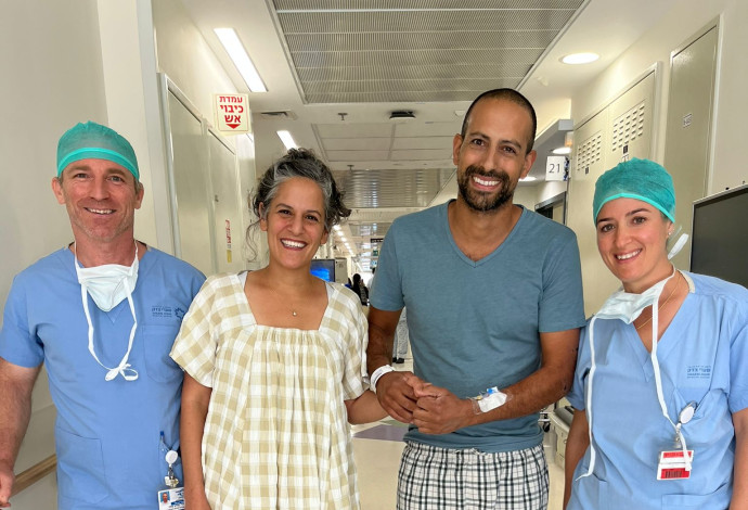 אלרעי קאפח עם צוות בית החולים (צילום:  דוברות שערי צדק)