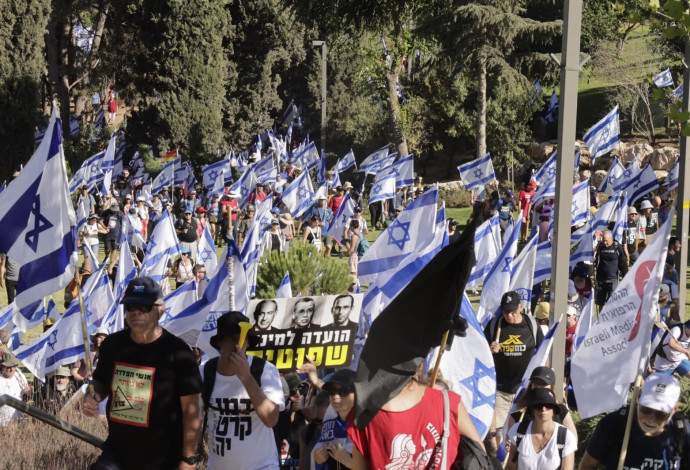 עשרות אלפים צועדים לעבר הכנסת בירושלים (צילום:  מרק ישראל סלם)