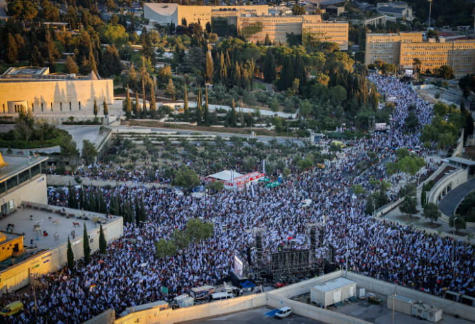 הפגנת ענק נגד הרפורמה מול הכנסת (צילום:  חיים גולדברג, פלאש 90)