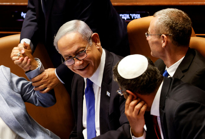 נתניהו ולוין במליאת הכנסת אחרי העברת צמצום הסבירות (צילום:  REUTERS/Amir Cohen)