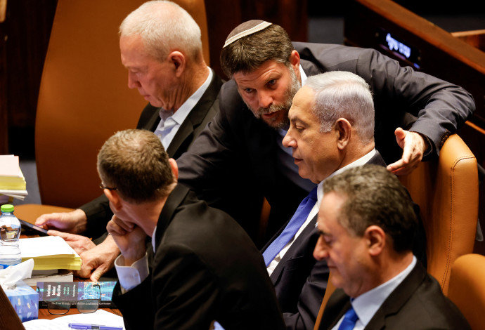 נתניהו, לוין וסמוטריץ' במליאת הכנסת  (צילום:  REUTERS/Amir Cohen)
