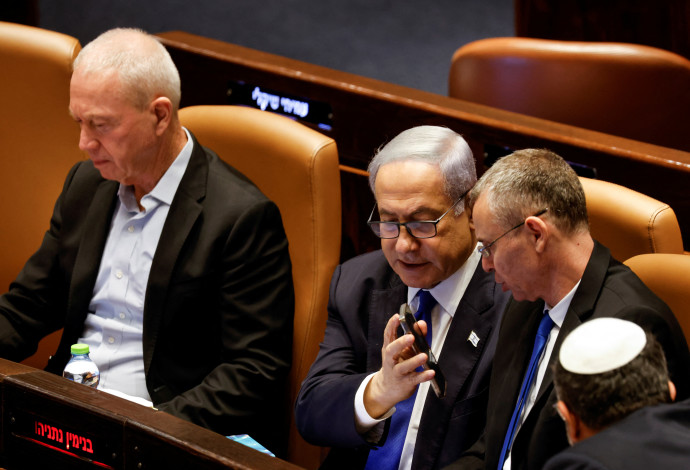נתניהו ולוין במליאת הכנסת, גלנט בצד (צילום:  REUTERS/Amir Cohen)