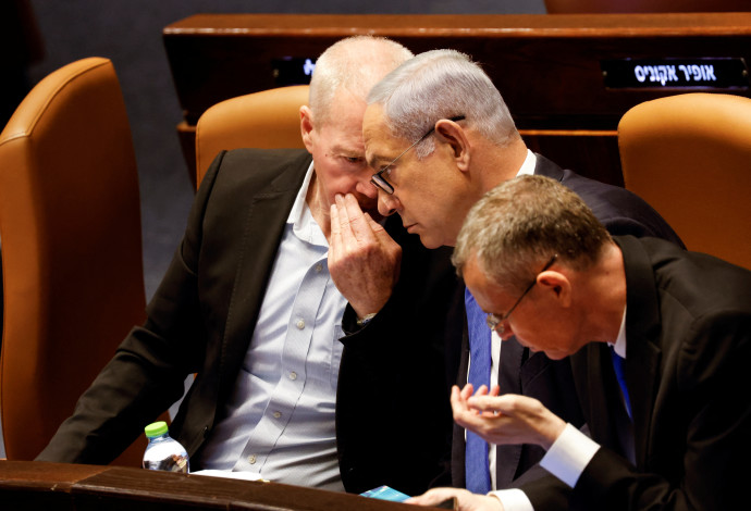 נתניהו וגלנט במליאת הכנסת, לוין בצד (צילום:   REUTERS/Amir Cohen)
